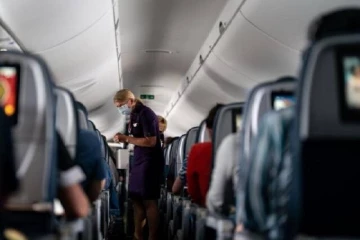 விமானத்தில் பணிப்பெண்ணுக்கு பாலியல் தொல்லை; இந்திய இளைஞன் கைது