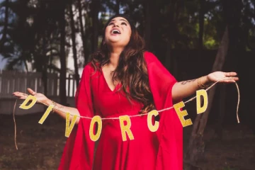 கணவனின் புகைப்படத்தை காலில் போட்டு மிதித்து Divorce-ஐ கொண்டாடி போட்டோ ஷுட் நடத்திய நடிகை..!