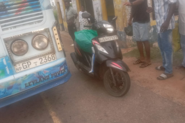 யாழில் பேருந்தை வழிமறித்து சாரதி மீது கடும் தாக்குதல்! சேவை முடக்கம் என அறிவிப்பு | Bus Driver Attacked After Being Blocked In Jaffna யாழில் பேருந்தை வழிமறித்து சாரதி மீது கடும் தாக்குதல்! சேவை முடக்கம் என அறிவிப்பு | Bus Driver Attacked After Being Blocked In Jaffna