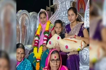 200 ஆண்டுகளுக்குப் பிறகு பிறந்த பெண் குழந்தை… திருவிழா போல வரவேற்ற குடும்பம்!