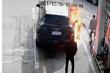 பெட்ரோல் நிலையத்தில் காருக்கு தீவைத்த நபர்... அது தெரியாமல் காருக்குள் அமர்ந்திருந்த பெண்: ஒரு திடுக் வீடியோ