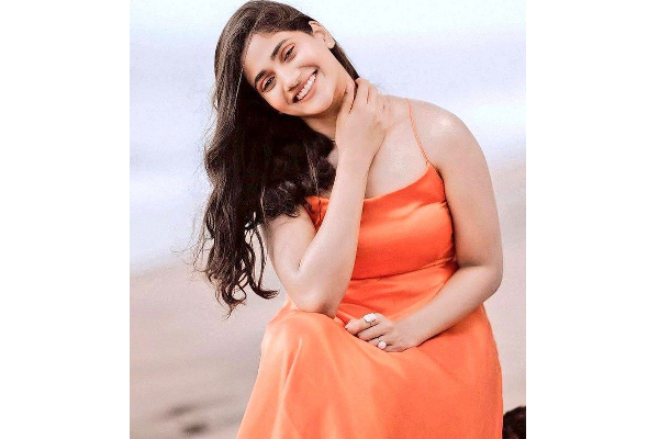 இந்த புகைப்படத்தில் இருக்கும் இளம் நடிகை யார் தெரியுமா.. இதோ பாருங்க | Popular Young Actress Childhood Photo Viral