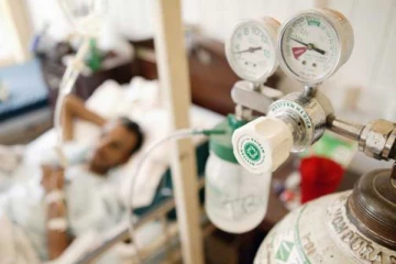 තියුණු ආයුධයකින් වෘෂණ කෝෂ දෙක කපා ගනී..පසුව කවරයක දමාගෙන රෝහල ගෙන යයි..