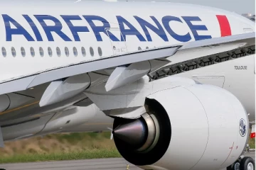 விமானியறையில் அடிதடி; அதிரடியாக நீக்கிய நிறுவனம்