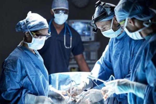 வயிறுவலியால் துடித்த இளைஞர்! ஏழரை இன்ச் அளவில் இருந்த பாட்டில்: அதிர்ச்சியில் மருத்துவர்கள் | Doctors Remove Bottle Mans Stomach