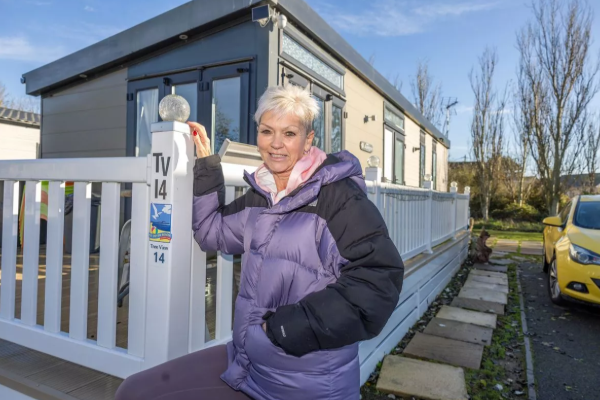 லொட்டரியில் ஒரு மில்லியன் பவுண்டுகள் வென்றவரின் மனைவி: இன்றைய நிலை | Lottery Winner Lotto Wfie Now Lives In Caravan