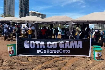 காலிமுகத்திடலில் குப்பைத்தொட்டிக்குள் தூக்கிவீசப்பட்ட அரசியல்வாதிகள்