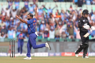 மளமளவென சரிந்த விக்கெட் - இந்திய அணியின் பந்துவீச்சை சமாளிக்க முடியாமல் திணறும் நியூசிலாந்து அணி