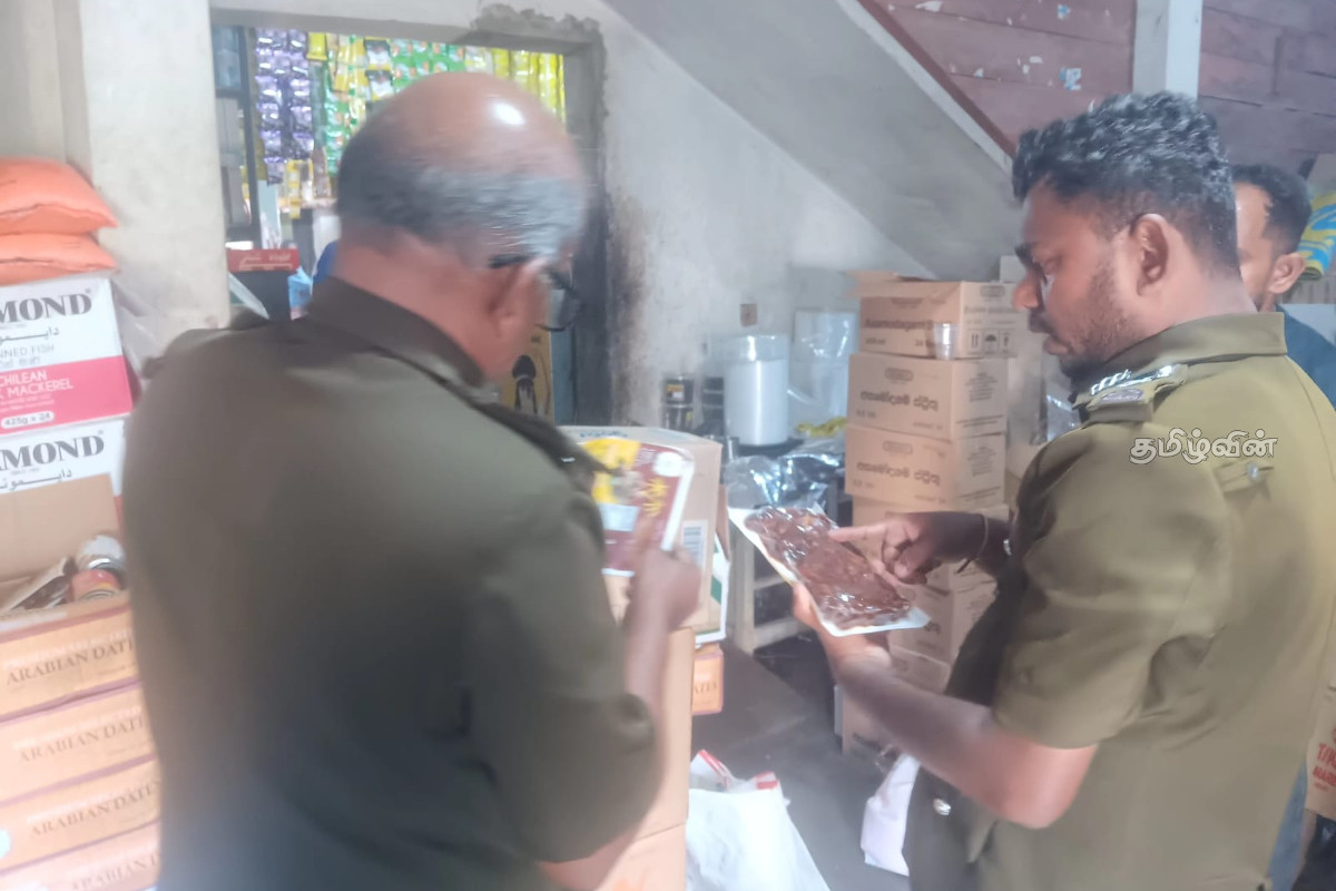 மட்டக்களப்பில் சுகாதார சீர்கேடுகளுடன் இயங்கி வந்த பலசரக்குக் கடை பூட்டு | Grocery Store Sealed Due To Unhygienic Conditions மட்டக்களப்பில் சுகாதார சீர்கேடுகளுடன் இயங்கி வந்த பலசரக்குக் கடை பூட்டு | Grocery Store Sealed Due To Unhygienic Conditions