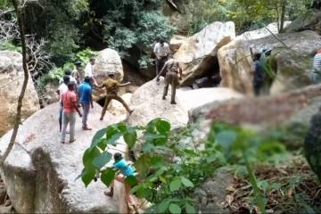 கற்குழியில் இரத்தக் காயங்களுடன் மீட்கப்பட்ட சடலங்கள்