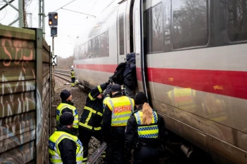 ஜேர்மனியில் தொடருந்து - பாரவூர்தி விபத்து; ஒருவர் பலி...25 பேர் காயம்