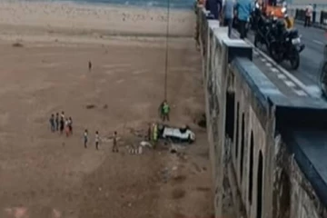 கொள்ளிடம் ஆற்று பாலத்தில் இருந்து பாய்ந்த கார்; தம்பதி பலி - பதறவைக்கும் சம்பவம்!