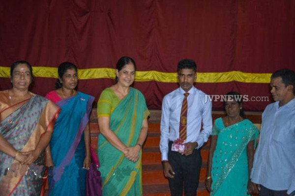 மாணவர்களை பாராட்டிய கிழக்கு மாகாண ஆளுநர்! | Governor Of Eastern Province Praised The Students