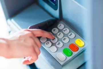 இலங்கையில் ஏ.டி.எம் இயந்திரங்களில் பணம் பெறுவோர் அவதானம்! பாதுகாப்பை அதிகரிக்க தீர்மானம்