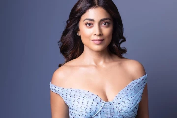 வெள்ளை நிற கவுனில் நடிகை ஸ்ரேயா அசத்தலான ஹாட் புகைப்படங்கள்