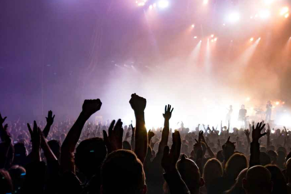 கொழும்பில் இடம்பெற்ற இசை நிகழ்ச்சி ; இளைஞர், யுவதிகள் அதிரடியாக கைது | Colombo Music Concert 31 Men And Women Arrested