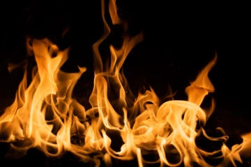 கொரோனாவால் இறந்த தந்தையின் சிதை நெருப்பில் பாய்ந்த மகள்