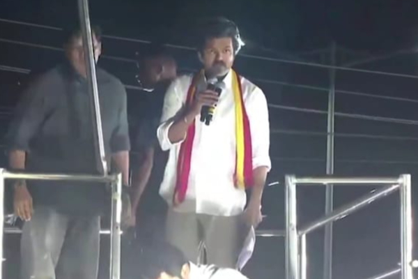 கரூரில் 41 பேர் மரணம்.. 34 மணி நேரத்துக்கு பின் வீட்டை விட்டு வெளியே வந்த விஜய்..எங்கு செல்கிறார்? | After 34 Hours Vijay Came Out From His House