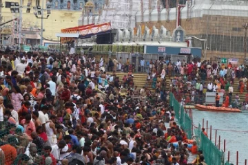 அலை மோதும் பக்தர்கள் கூட்டம்... 8 கி.மீ தூர வரிசை : நெரிசலில் சிக்கி தவிக்கும் திருப்பதி