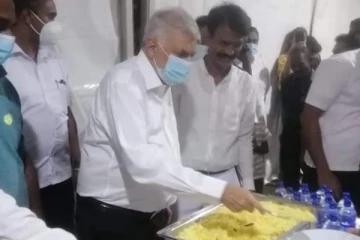 වෙසක් බත් දන්සලකට එකතු වී කහ බත් බෙදන අලුත් අගමැතිතුමා.. (PHOTOS)