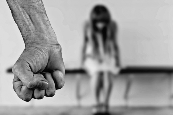 மகளை துஷ்பிரயோகம் செய்த பொலிஸ் தந்தை! | Father Abused Her Daughter