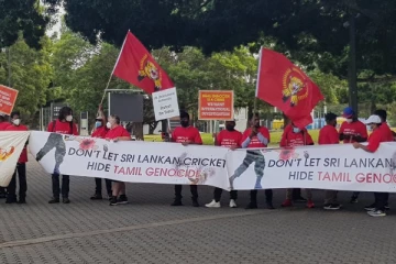 இலங்கை- அவுஸ்திரேலியா மோதும் சிட்னி மைதானத்திற்கு முன்பாக விடுதலை புலிகள் ஆதரவாளர்கள் போராட்டம்