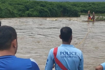 ජල පහරට හසුවූ  තරුණයින් දෙදෙනෙක් බේරා ගැනේ