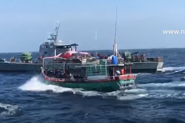 சட்டவிரோதமாக வெளிநாடு செல்ல முயன்ற 85 பேர் கைது (படங்கள்) | Sl Navy Attempted To Migrate Illegally By Boat