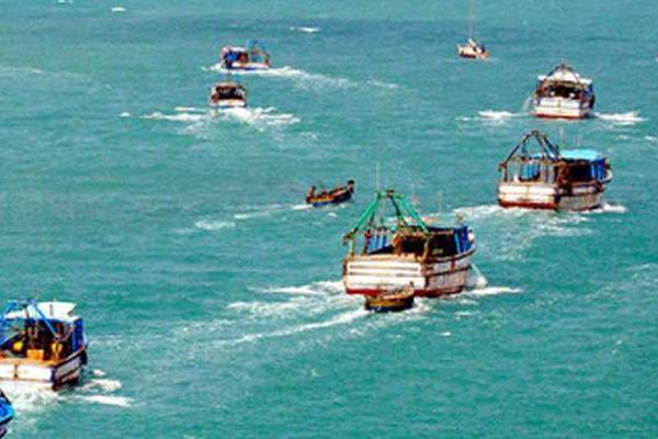 இலங்கை கடற்பரப்பில் அத்துமீறி நுழையும் தமிழக மீனவர்கள் : விடுக்கப்பட்டுள்ள கோரிக்கை | Tamil Nadu Fishermen Trespassing In Sri Lankan இலங்கை கடற்பரப்பில் அத்துமீறி நுழையும் தமிழக மீனவர்கள் : விடுக்கப்பட்டுள்ள கோரிக்கை | Tamil Nadu Fishermen Trespassing In Sri Lankan