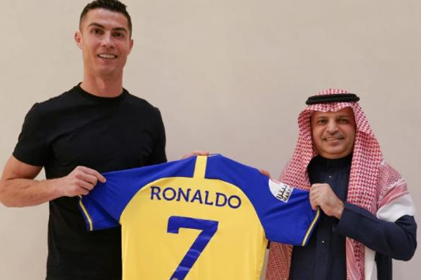 மெஸ்ஸி, எம்பபேயை பின்னுக்கு தள்ளி முதலிடத்தை பிடித்த ரொனால்டோ..! | Ronaldo Tops The List Of Highest Paid Footballers
