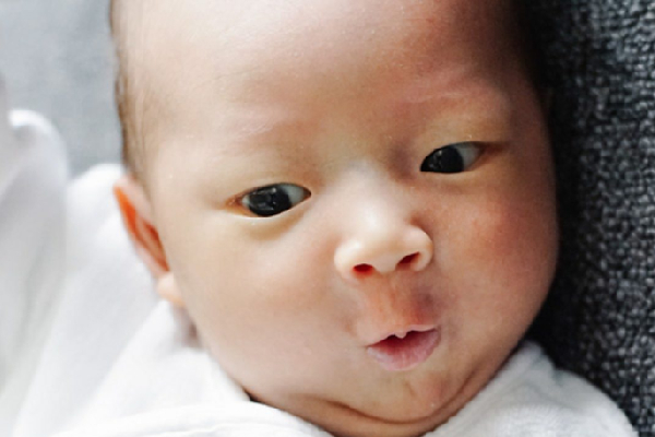 பிறக்கும் போதே அழகை தேடும் குழந்தைகள் | Babies Prefer To Gaze Upon Beautiful Faces
