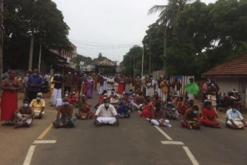 யாழ்  நல்லூர் கந்தனை தரிசிக்க சென்ற பக்தர்களுக்கு ஏமாற்றம்;  தடைபோட்ட பொலிஸார்