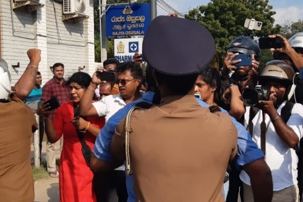 யாழில் பொலிஸார் அராஜகம்; தரதரவென இழுத்துச்செல்லப்பட்ட எம்பி மற்றும் சட்டத்தரணி(Photos) | Police Anarchy Dragged Gajendran Lawyer Sukhas