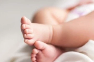 தொப்புள் கொடியை இழுத்து தரையில் அடித்து குழந்தையை கொலை செய்த தந்தை... கணவரிடம் நம்பி கொடுத்த தாய் கதறும் அவலம்