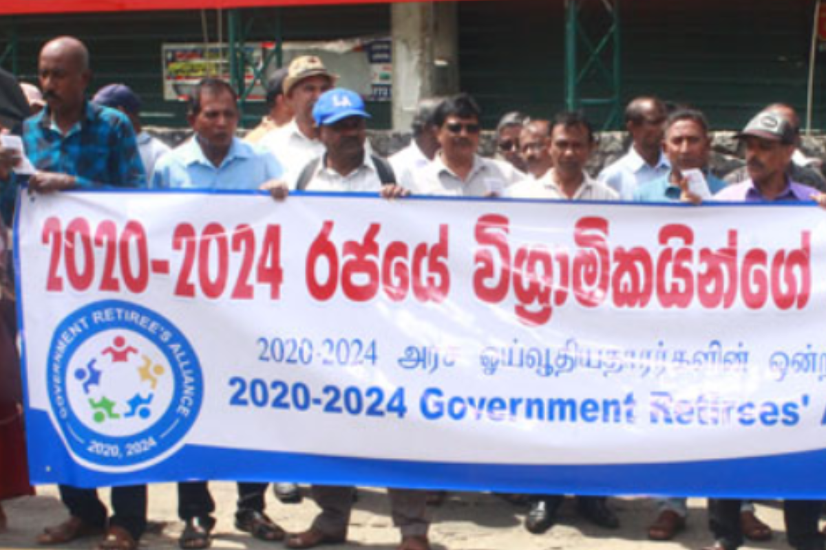 විශ්රාම වැටුප ගැන ලොකු ආන්දෝලනයක් ලබාදෙන වැටුපේ වෙනසක් - සියල්ල එළි කරමින් විශ්රාමිකයන් මහ පාරට | Retired State Workers Protest In Kurunegala විශ්රාම වැටුප ගැන ලොකු ආන්දෝලනයක් ලබාදෙන වැටුපේ වෙනසක් - සියල්ල එළි කරමින් විශ්රාමිකයන් මහ පාරට | Retired State Workers Protest In Kurunegala