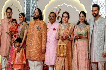 அம்பானி குடும்பத்தினர் மேக்கப் போட எவ்வளவு செலவழிப்பாங்க தெரியுமா?