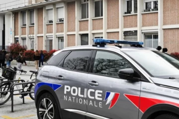 பாரிஸில் உயர்கல்வி பாடசாலை அருகே இடம்பெற்ற மோதலில் ஒருவர் பலி