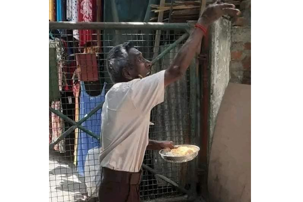 அனைவரது மனதையும் கலங்கடிக்க செய்த இலங்கை நபர் ஒருவரின் செயல்! | Sri Lankan Person Fed The Crows Very Sad Story