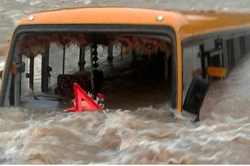 திருமண நிகழ்வுக்கு சென்ற பேருந்து ஆற்றில் கவிழ்ந்து விழுந்து 23 பேர் உயிரிழப்பு (Video)