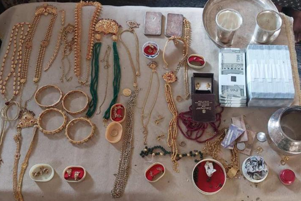 அரசு அதிகாரிகள் வீடுகளில் ஊழல் தடுப்பு பிரிவு அதிகாரிகள் சோதனை..சிக்கியது பல லட்சங்கள்..! - தமிழ்நாடு