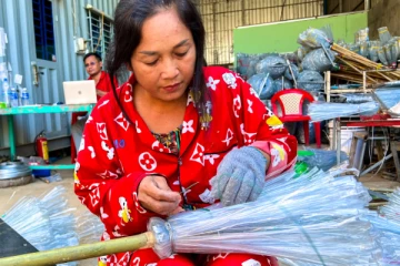 வீசப்படும் பிளாஸ்டிக் பொருட்களில் அழகிய துடைப்பம் !