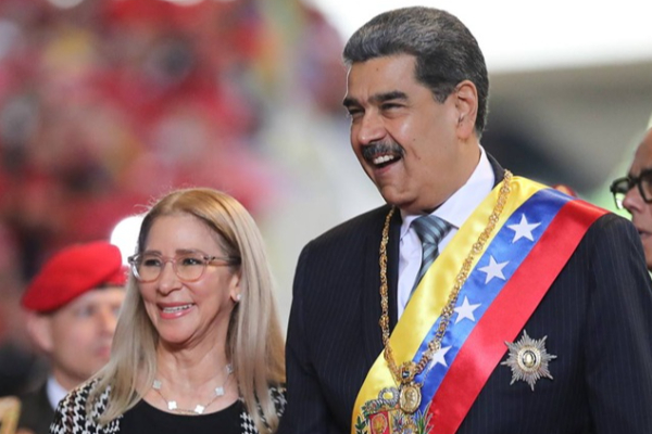 මධුරො සහ සිලියා රඳවාගෙන සිටිනා "Hell on Earth" කියලා හඳුන්වෙන මෙට්‍රොපොලිටන් රැඳවුම් මධ්‍යස්ථානය ගැන දැනගන්න.. | Inside Detention Center Holding Maduro Celia