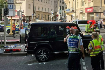 ஜெர்மனியில் கூட்டத்திற்குள் புகுந்த காரால் எட்டு பேர் காயம்