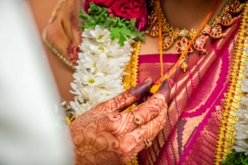 தனது தாயாருக்கு  திருமணம் நடத்தி வைத்த 8 வயது மகன்! எங்கு தெரியுமா?