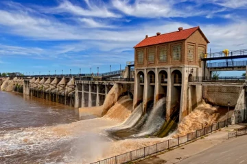 தொலைந்த காலணியை எடுக்க முயன்ற 2 சிறுவர்கள் நீரில் மூழ்கிய பரிதாபம்