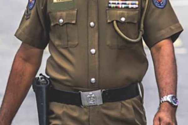 தனது சகோதரியை கத்தியால் தாக்கிய பொலிஸ் அதிகாரிக்கு நேர்ந்த கதி! | Police Officer Arrest Stabbing His Sister Puttalam