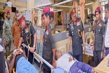 சுதந்திர தின ஒத்திகையில் காயமடைந்த வீரர்களை பார்வையிட்ட சவேந்திர சில்வா