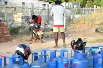 கிளிநொச்சி மற்றும் முல்லைதீவில் நீண்ட நாட்களின் பின் சமையல் எரிவாயு விநியோகம்(Photos)