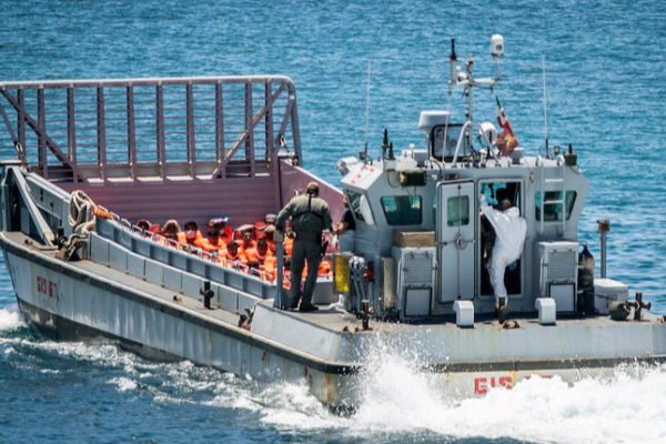 migrant-boat-capsizes-in-italian-island-8-missing இத்தாலியில் படகு கவிழ்ந்து புலம்பெயர்ந்தவர்கள் நடுக்கடலில் தத்தளிப்பு: 8 பேர் மாயம்