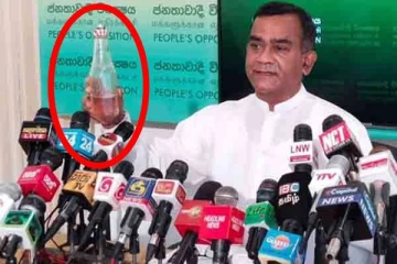 ஊடகவியலாளர் மாநாட்டுக்கு குப்பி விளக்குடன் வந்த எம்பி!